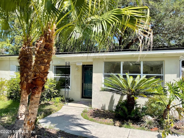 property entrance featuring stucco siding