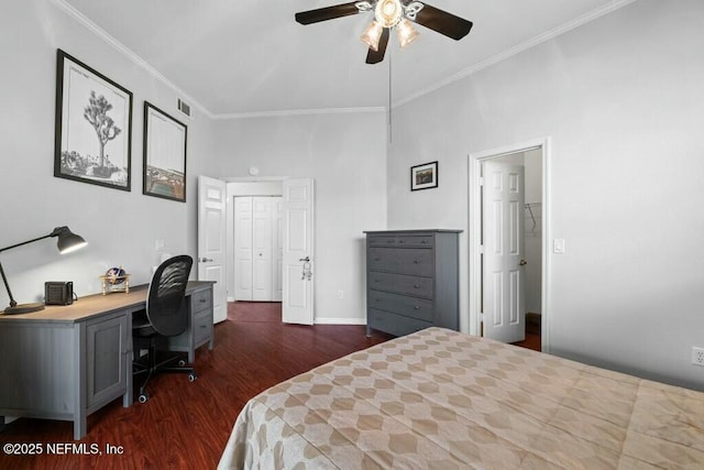 bedroom with dark wood-style flooring, a ceiling fan, visible vents, baseboards, and ornamental molding