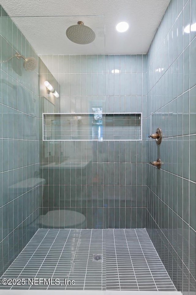 full bathroom featuring tiled shower