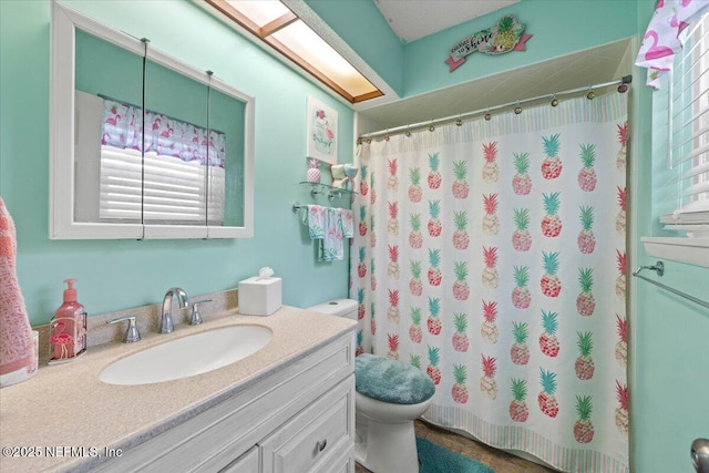 full bath with toilet, a shower with curtain, and vanity