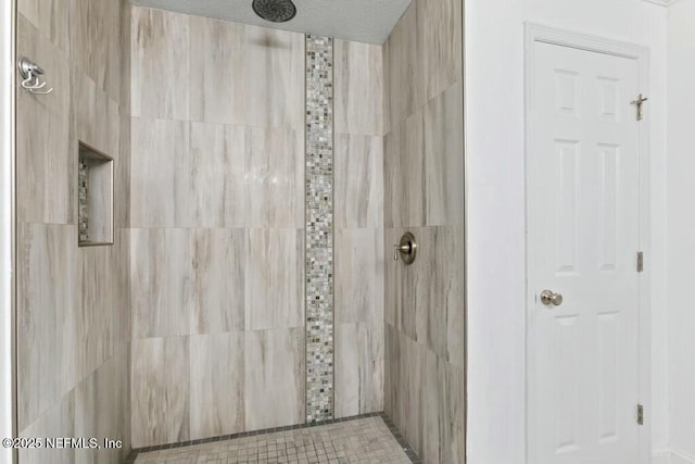 bathroom featuring tiled shower