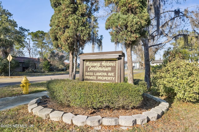 view of community / neighborhood sign