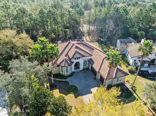 birds eye view of property featuring a forest view