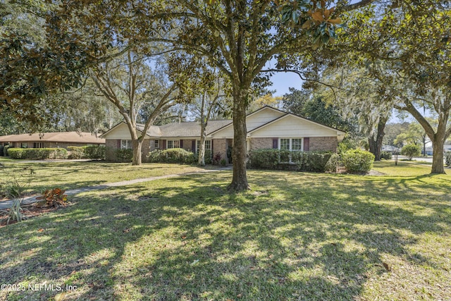 ranch-style house featuring a front lawn and brick siding