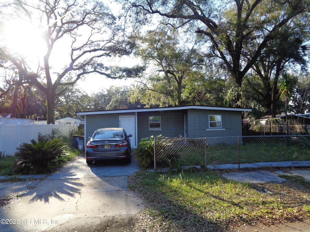 view of front of house with driveway and a fenced front yard