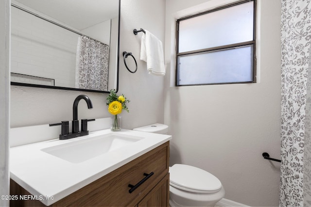 full bath with toilet, curtained shower, and vanity