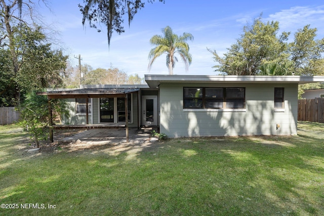 view of front of house featuring fence and a front lawn