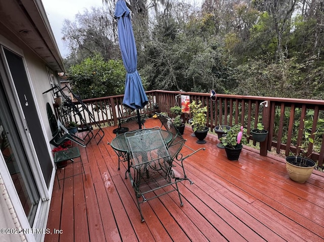 deck with outdoor dining area