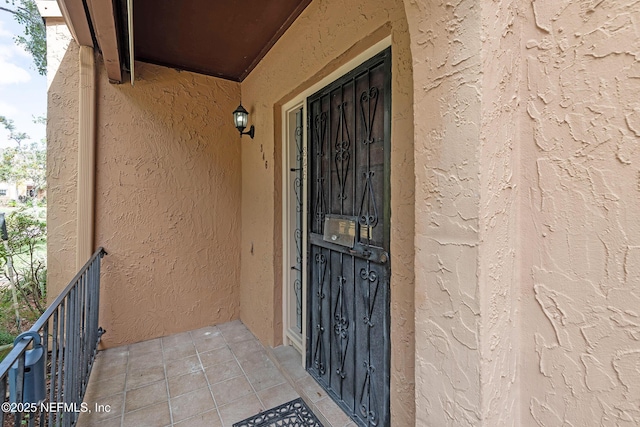 property entrance featuring stucco siding