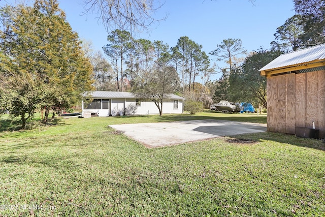 view of yard with driveway