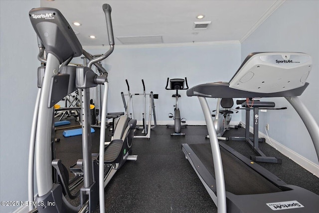 workout area with recessed lighting, visible vents, crown molding, and baseboards