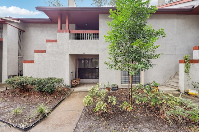 view of exterior entry with stucco siding