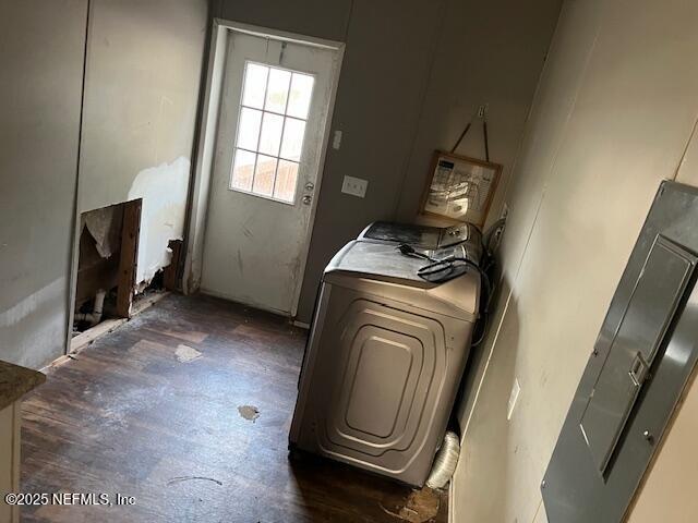 entryway with washer / dryer