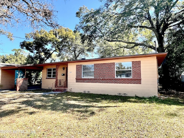 ranch-style house with crawl space, brick siding, a front lawn, and entry steps