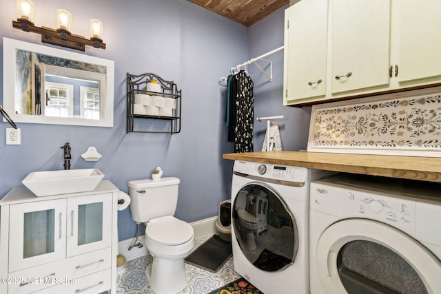 laundry area featuring laundry area, independent washer and dryer, a sink, and baseboards