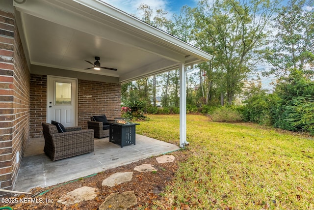 view of yard with a ceiling fan and a patio area