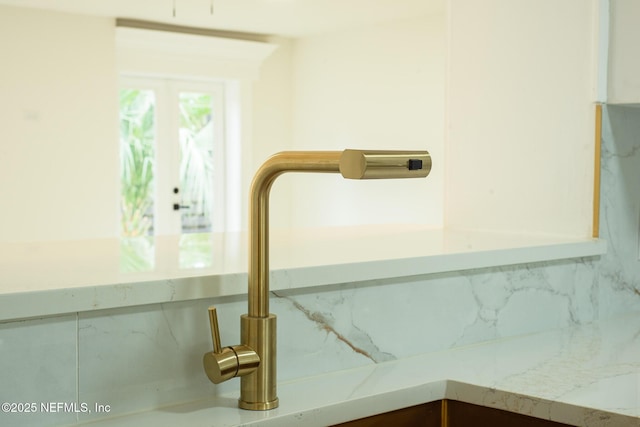 details featuring a sink and decorative backsplash