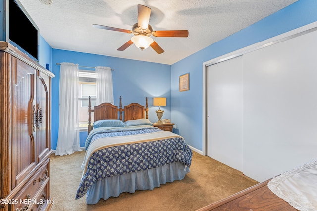 bedroom featuring carpet, a textured ceiling, a ceiling fan, and a closet