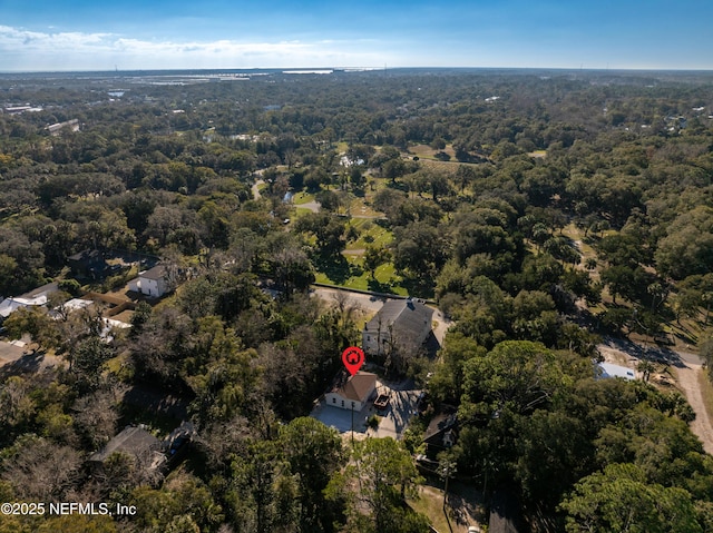 birds eye view of property featuring a forest view