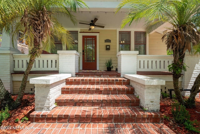 property entrance featuring ceiling fan