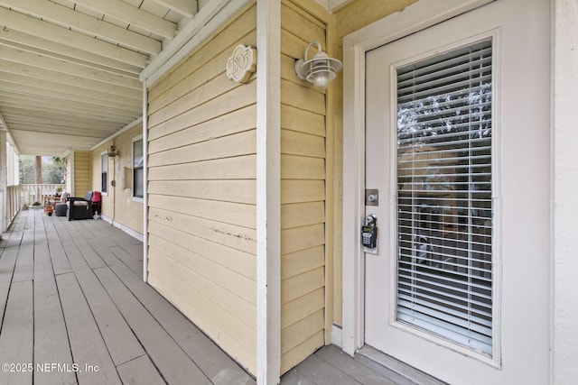 property entrance featuring a porch