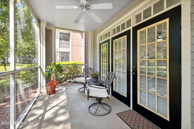 sunroom with ceiling fan