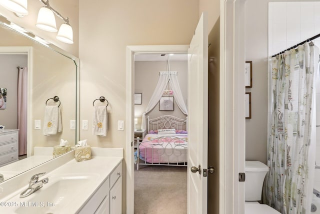 ensuite bathroom featuring ensuite bath, a shower with shower curtain, toilet, and vanity