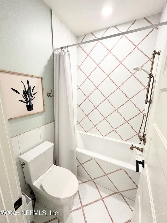 full bath featuring toilet, shower / tub combo, tile walls, and recessed lighting