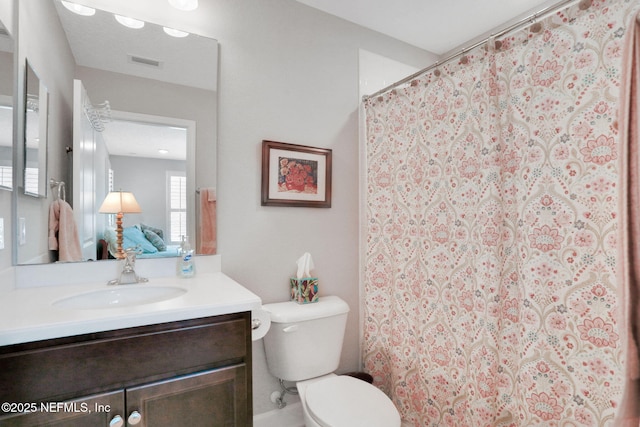 ensuite bathroom featuring visible vents, toilet, ensuite bathroom, a shower with curtain, and vanity