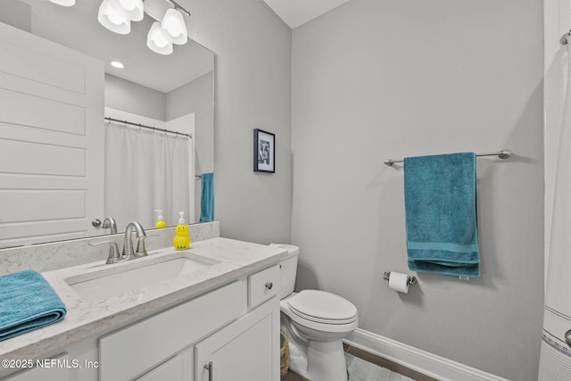 full bath with baseboards, toilet, wood finished floors, curtained shower, and vanity