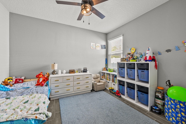 bedroom featuring ceiling fan and a textured ceiling