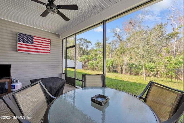 sunroom / solarium with a ceiling fan