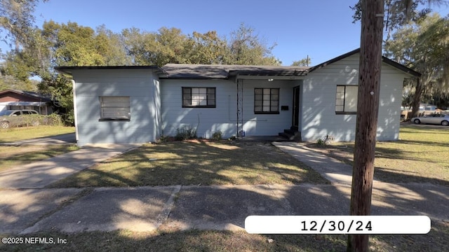 view of front of home featuring a front yard