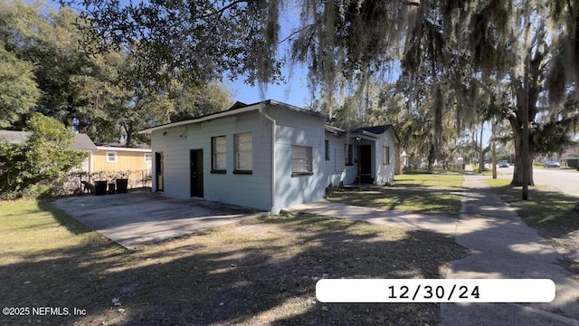 view of side of property featuring a yard