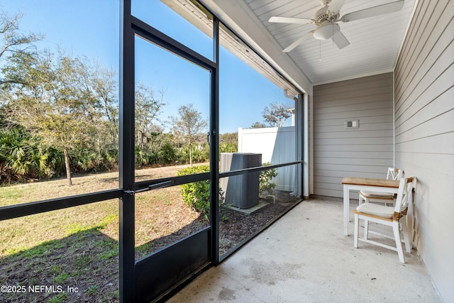 sunroom featuring ceiling fan