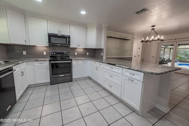 kitchen with visible vents, white cabinets, a peninsula, stainless steel appliances, and backsplash