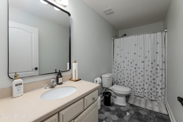 full bathroom with a textured ceiling, toilet, vanity, visible vents, and a shower with curtain