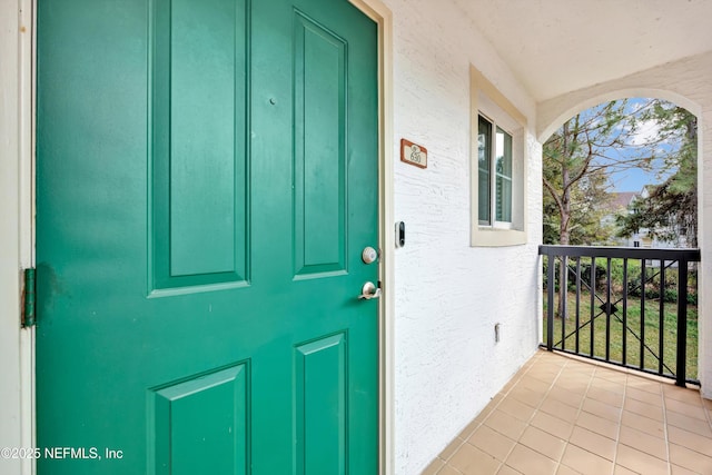 view of exterior entry featuring stucco siding