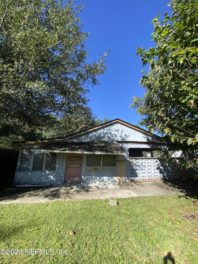 view of front facade featuring a front yard