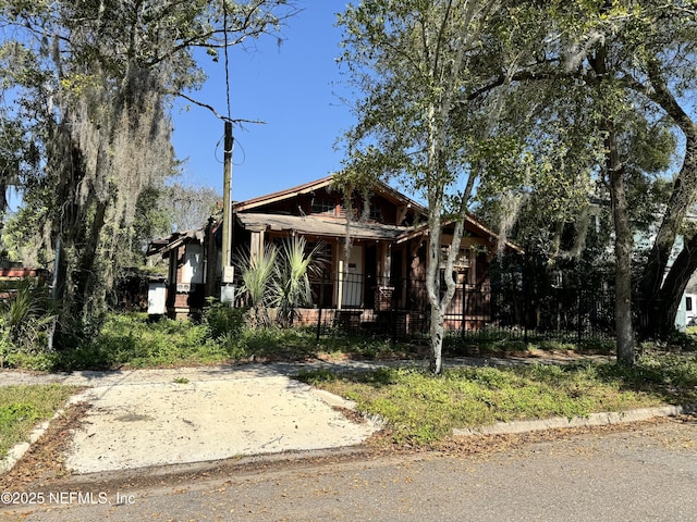 view of front of property featuring a fenced front yard and a porch