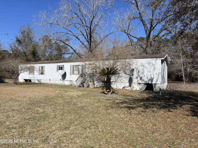 manufactured / mobile home with a front lawn