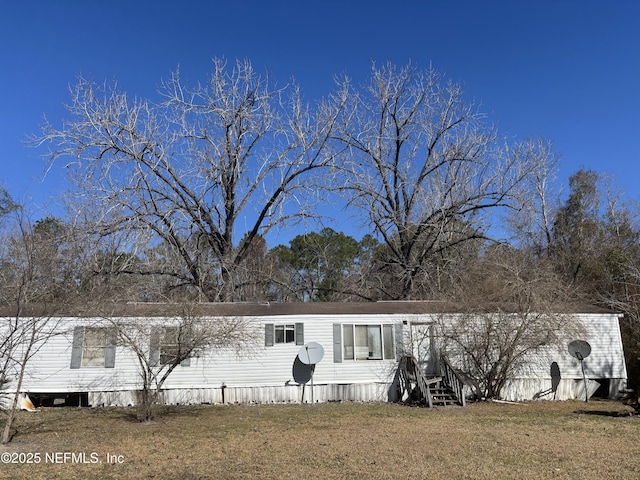 manufactured / mobile home featuring a front lawn