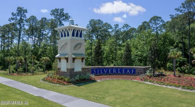 community sign with a lawn