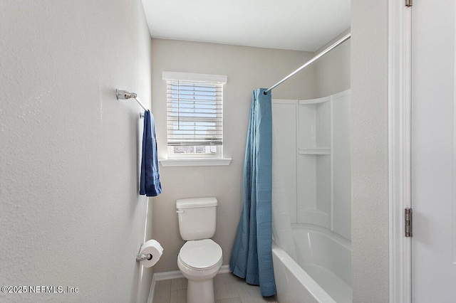 bathroom featuring shower / tub combo with curtain, toilet, and baseboards