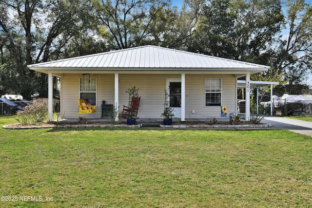 view of front of home featuring metal roof, a porch, and a front lawn