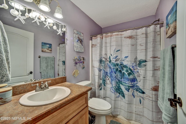 full bathroom featuring a shower with shower curtain, vanity, toilet, and a textured ceiling