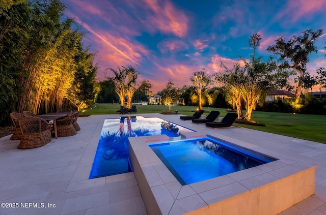 pool at dusk with a pool with connected hot tub, outdoor dining area, a patio area, and a yard