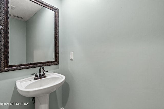 bathroom with visible vents and a sink