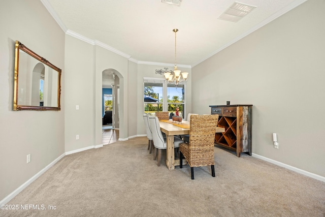 dining area featuring arched walkways, a notable chandelier, light carpet, visible vents, and ornamental molding