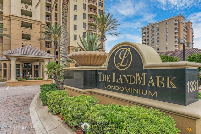 view of community / neighborhood sign